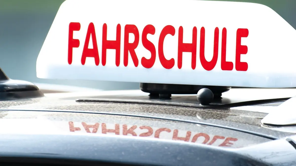 Tödlicher Fahrstunden-Unfall: ARCHIV - 13.04.2018, NA, Göttingen: Ein Schild mit der Aufschrift «Fahrschule» ist auf einem Fahrschulauto befestigt. (zu dpa: «16-jährige Fahrschülerin stirbt bei Krad-Unfall auf Autobahn») Foto: Swen Pförtner/dpa +++ dpa-Bildfunk +++