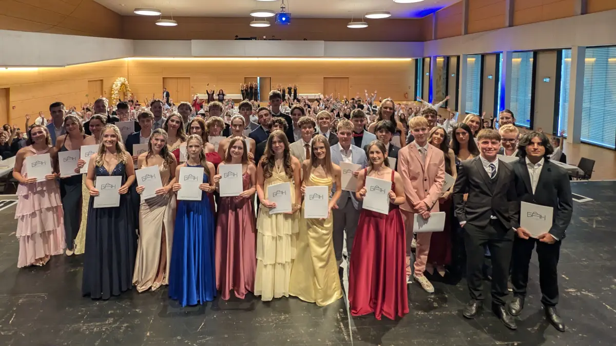 Sie freuen sich über die bestandenen Abiturprüfungen am Villinger Gymnasium am Hoptbühl.