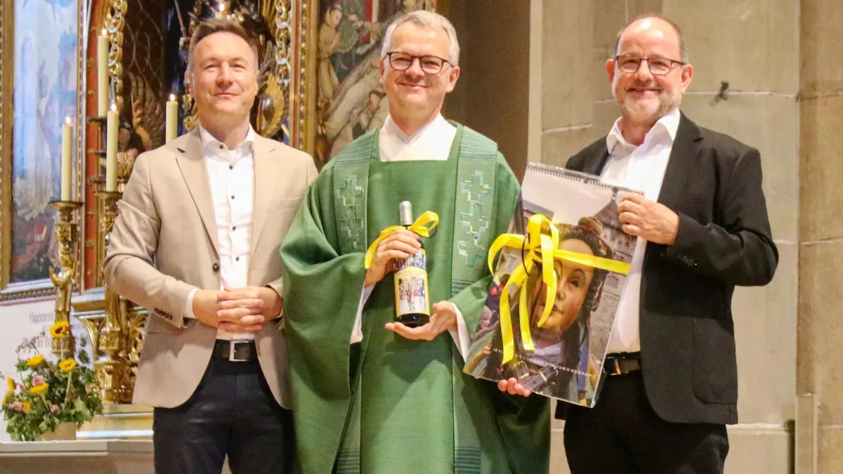 Oliver Renn (links) und Joachim Bauer übergaben Pfarrer Timo Weber die Geschenke.