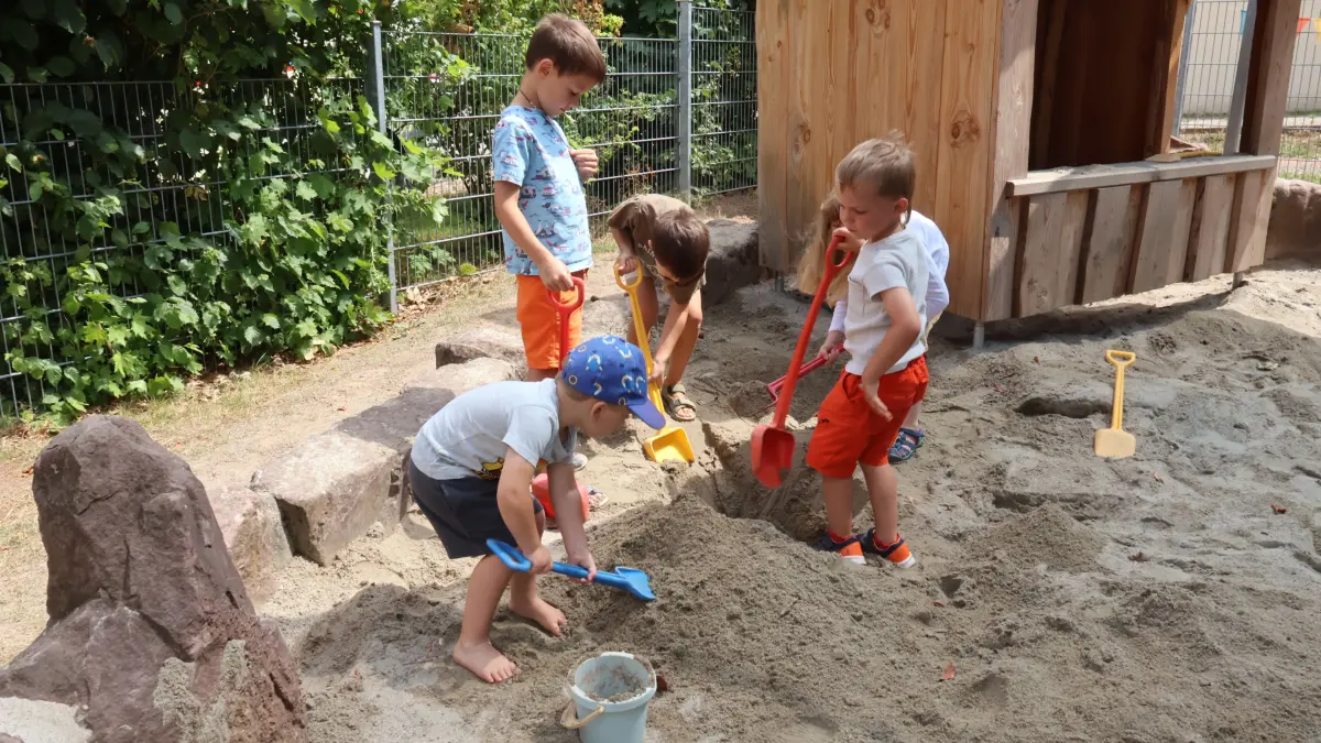 viel Spaß hatte die Kinder bei der und Schatzsuche im Sandkasten und bei Fischen kleiner Kugeln aus dem Planschbecken