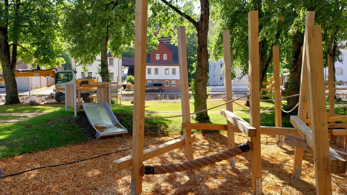 Der neue Spielplatz mit Rutsche hat der Ortschaftsrat aus seinen Eigenmitteln sowie mit Unterstützung von Sponsoren finanziert.