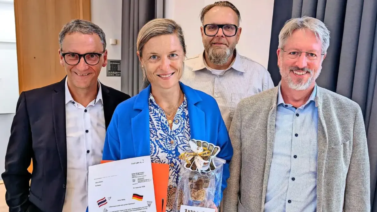 Hier ehrte das Führungstrio der Stadt Lahr, OB Markus Ibert (von links) und die beiden Bürgermeister Guido Schöneboom und Tilman Petters, Senja Dewes für ihren Erfolg bei der Badminton-WM 2025. Nun stehen die Zeichen auf Abschied.