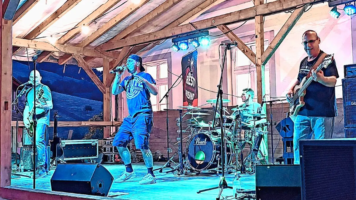 Die Band „Restrisiko“ (Foto), die Musikkapelle Welschensteinach selbst und abends der Musikverein Seelbach sorgten für die musikalische Unterhaltung.