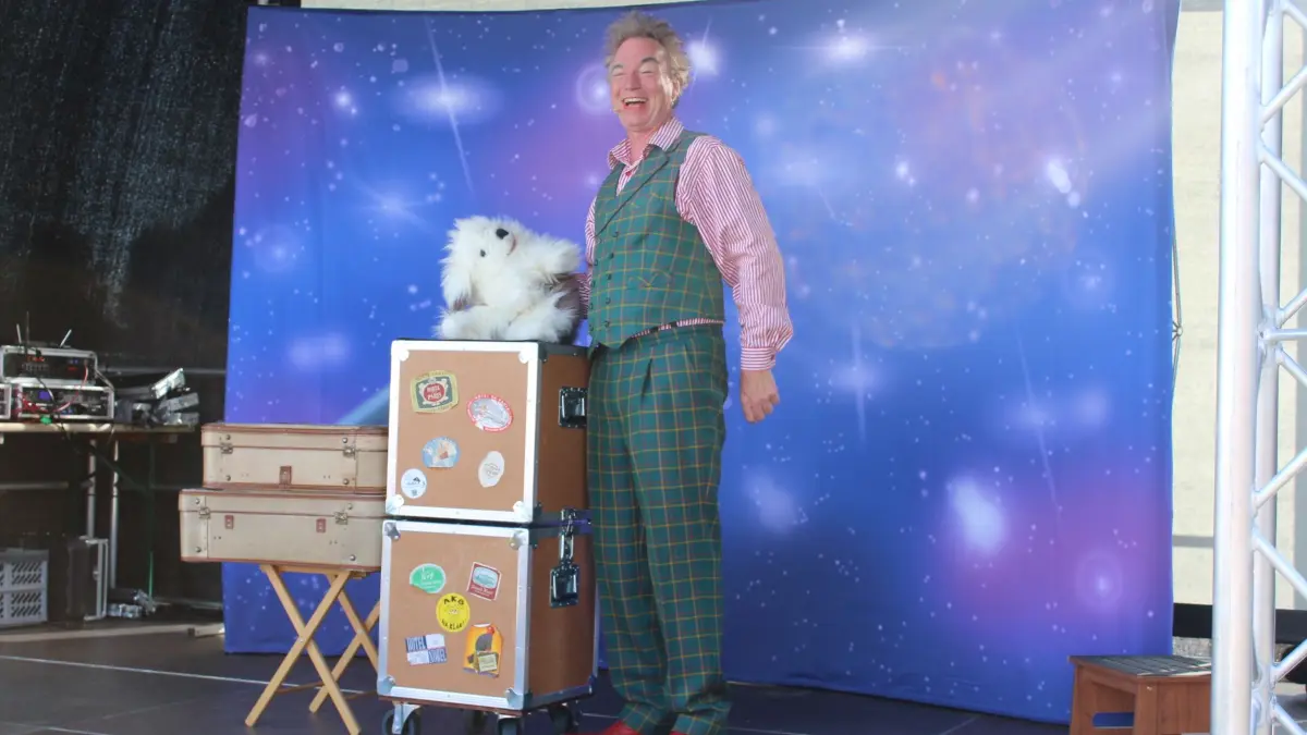 Kabarettist und Zauberkünstler Tilo Schoppe bringt Kinder wie auch Erwachsene zum Lachen und bietet beste Unterhaltung mit seinem Hund „Chico“.