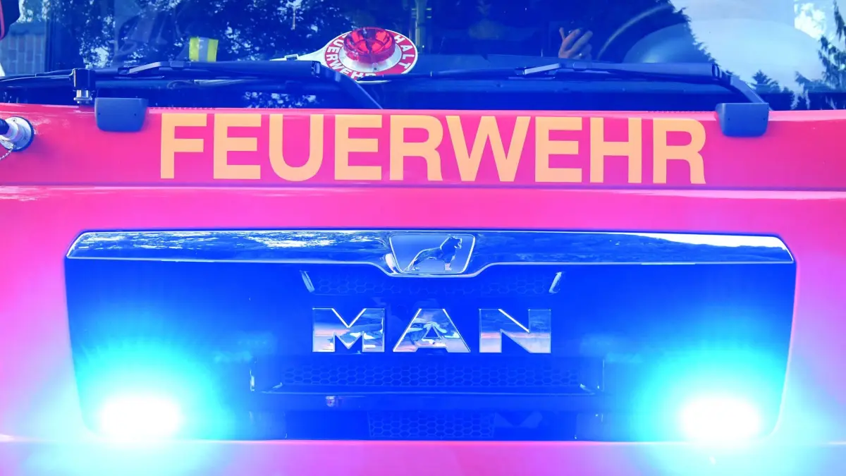 Feuerwehreinsatz: ARCHIV - 17.07.2019, Schleswig-Holstein, Aukrug-Homfeld: Feuerwehrmänner der freiwilligen Feuerwehr Aukrug-Homfeld sitzen in ihrem Fahrzeug. (zu dpa: «Reihenhaus in Henstedt-Ulzburg nach Brand unbewohnbar») Foto: Carsten Rehder/dpa +++ dpa-Bildfunk +++