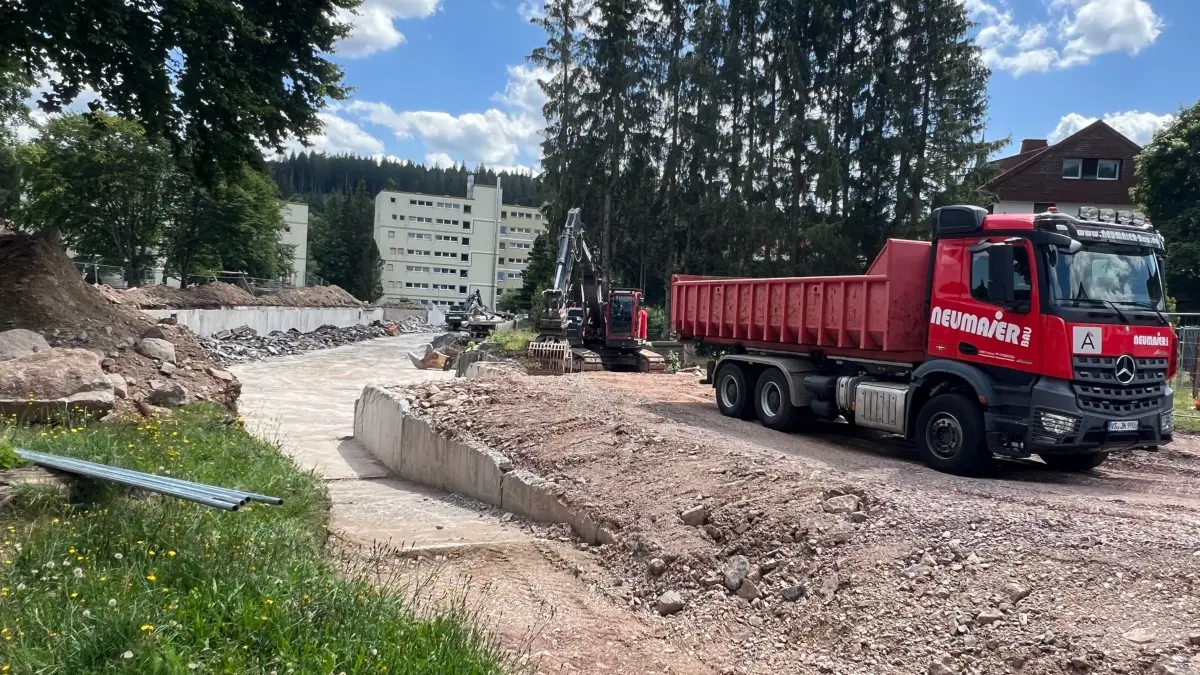 Nach knapp zwei Wochen Knochenjob für Mensch und Maschine im Herzen von Schönwald ist von der Tiefgarage, die einst zu den beiden Wohnblöcken in der Straße Im Kurzentrum gehörte, kaum mehr etwas zu sehen. Wenn eingeebnet ist, sollen wieder Parkplätze entstehen.