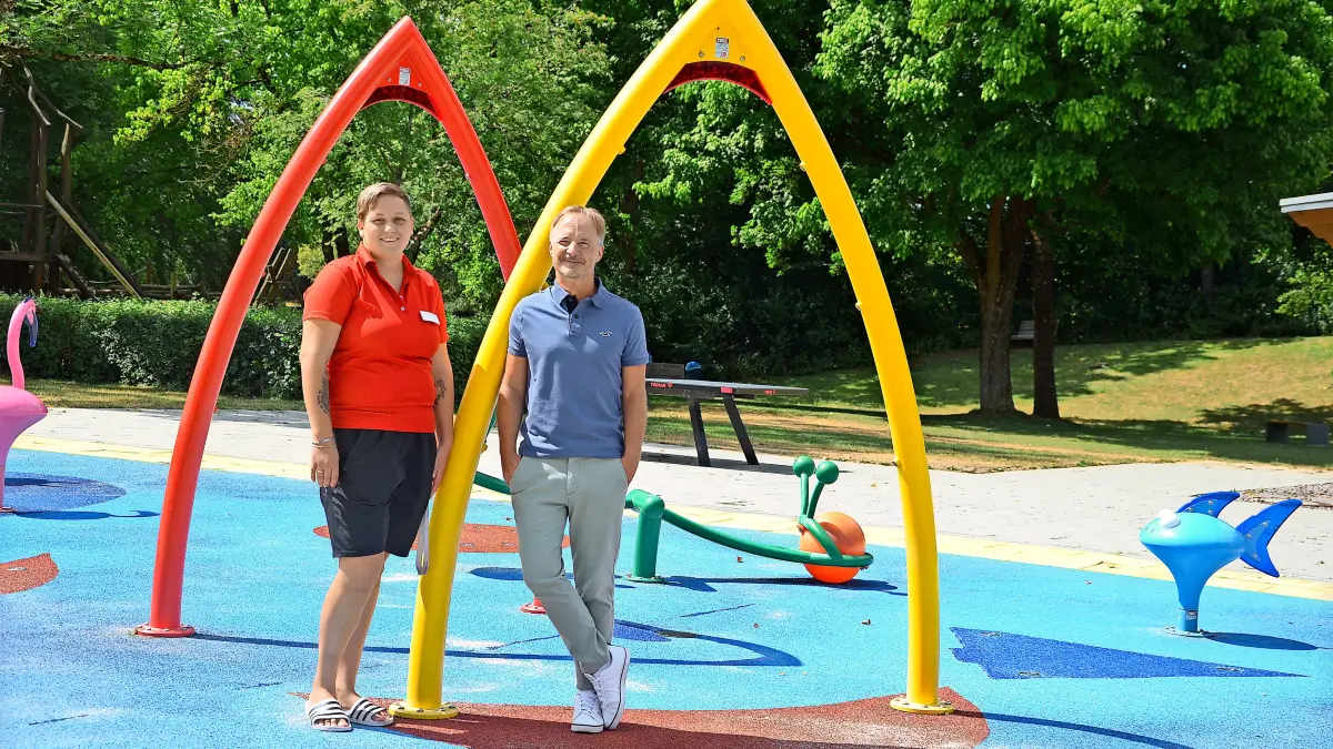 Sabrina Fleig und Markus Spettel freuen sich auf viele kleine und große Badegäste, für die im Minara ein tolles Sommerferien-Angebot wartet.