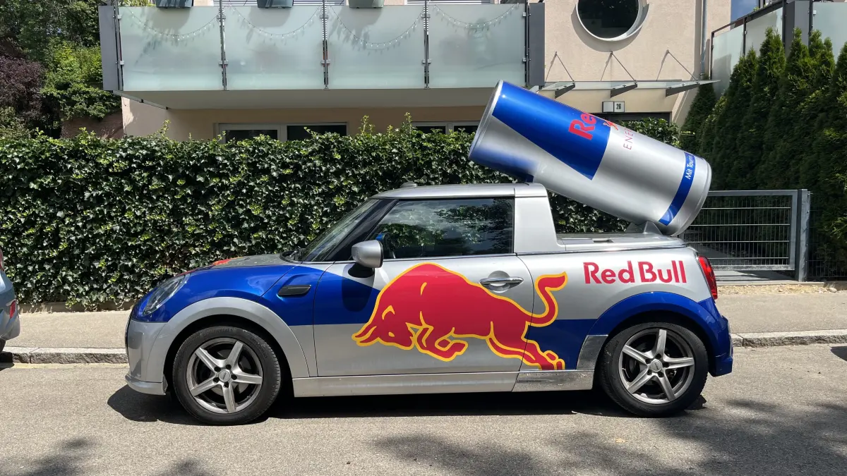 Zahlreiche Red-Bull-Autos parkten am Schwörmontag in der Doppelstadt, hier eine Aufnahme aus dem Neu-Ulmer Villenviertel.