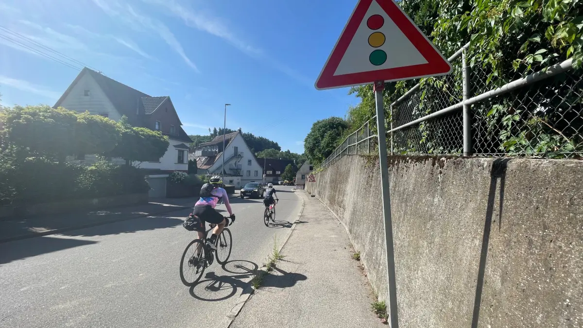 Im Bühlinger Unterdorf wünschen sich die Anwohner schon lange Tempo 30. Derzeit wird der Verkehr dort durch eine Baustelle ausgebremst.