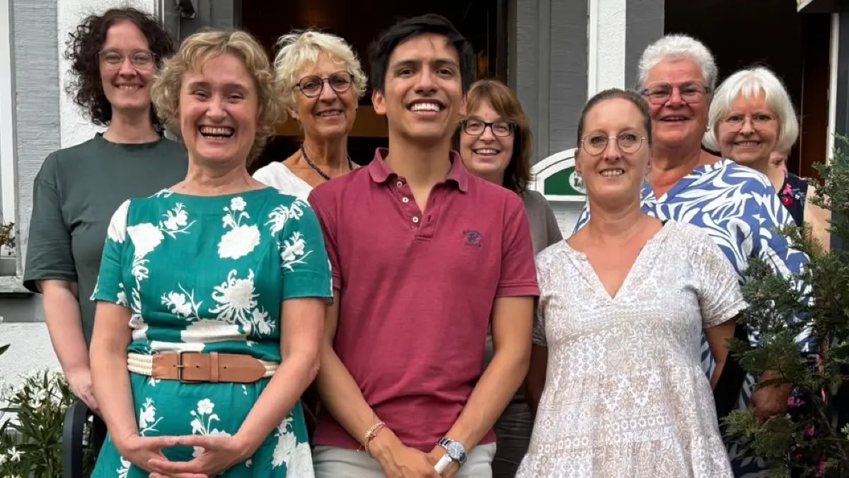 Das neue Führungsteam des Frauenchors (hintere Reihe): Leila Treichel, Gerlinde Bohlander, Petra Woldt, Lucia Baier und Monika Schwarz sowie (vordere Reihe) die neue Vorsitzende Greta Backhaus, Dirigent Sergio Flores und Nicole Bohn.
