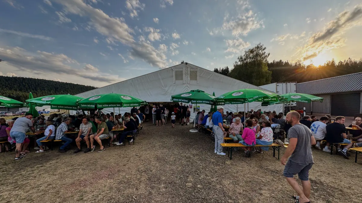 Bis in den Abend gut gefüllt: das Festzelt beim Boschelfest der Sängerlust.