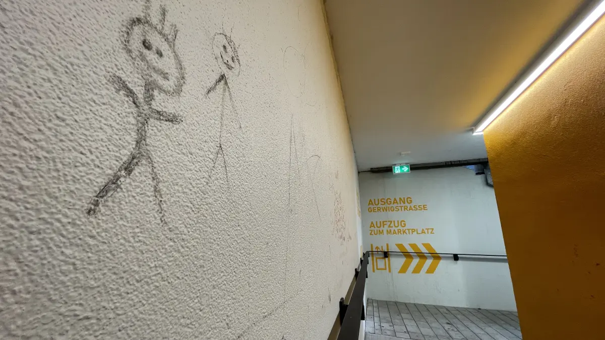 Im Mai 2025 wurde die Tiefgarage eröffnet – nun, gut ein Jahr später, ist sie bereits mit Schmierereien verunstaltet. Stadtverwaltung und Gemeinderat haben auf Hinweise auf den Täter eine Belohnung ausgesetzt.