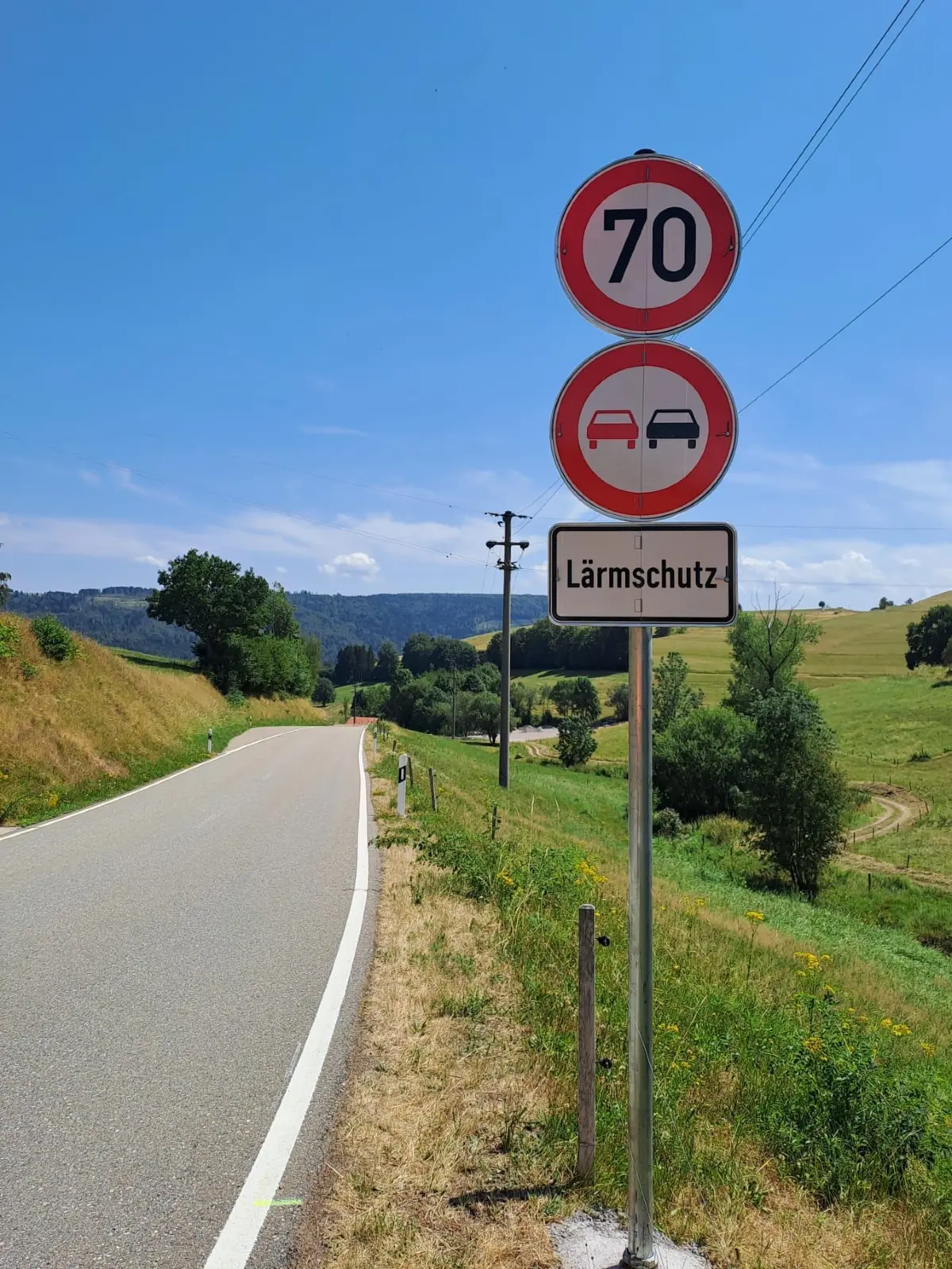 Auch im Ortsinneren sind neue Schilder installiert. Auf der Ortsdurchfahrt gilt nun samstags, sonntags und an Feiertagen die Höchstgeschwindigkeit von 30 Stundenkilometern.