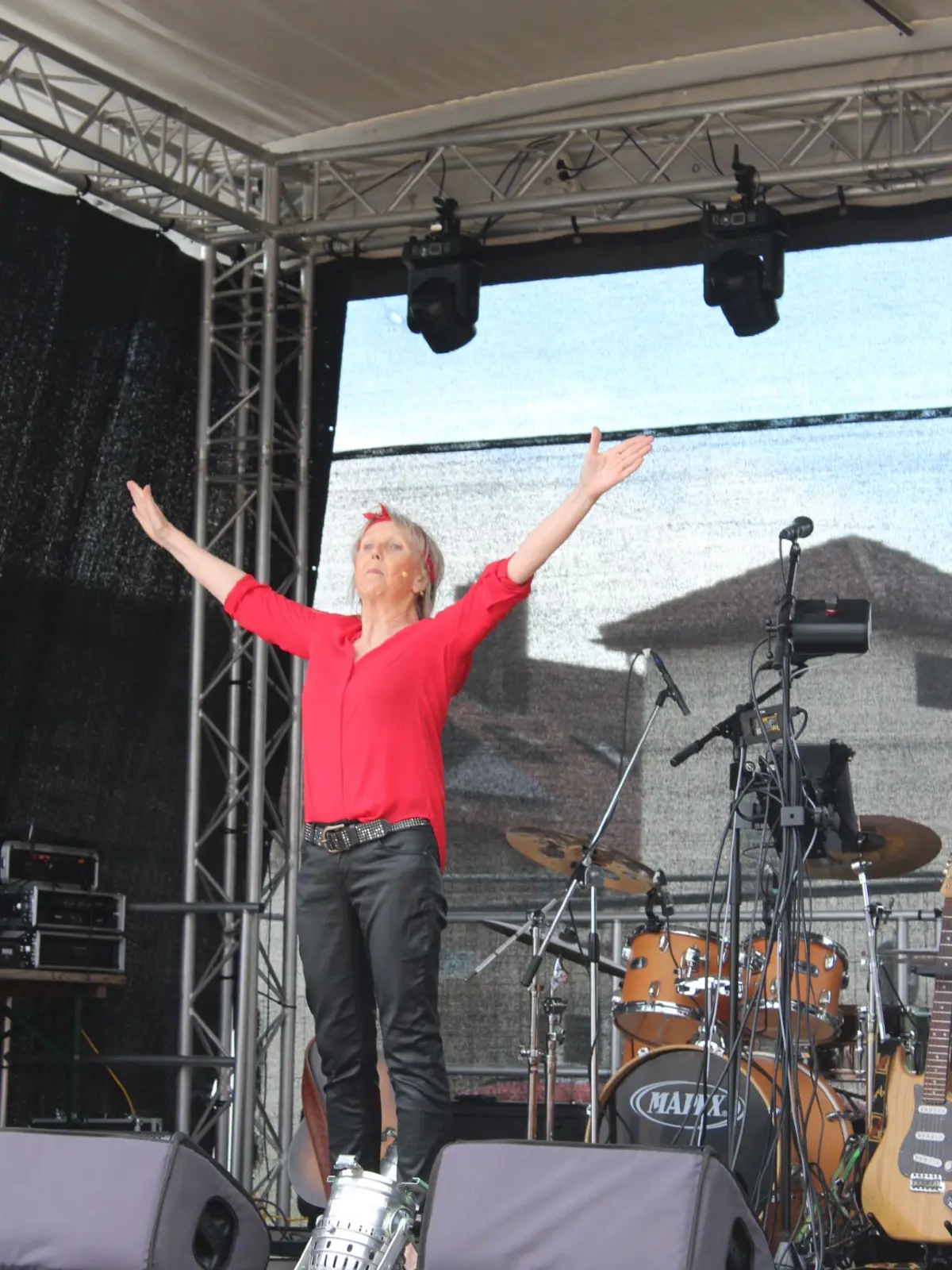 Die Kabarettistin Marianne Schätzle ist mit ihren Themen zwischen Tradition und Fortschritt ganz bei ihrem Publikum und bekommt für Anekdoten reichlich Zwischenapplaus.
