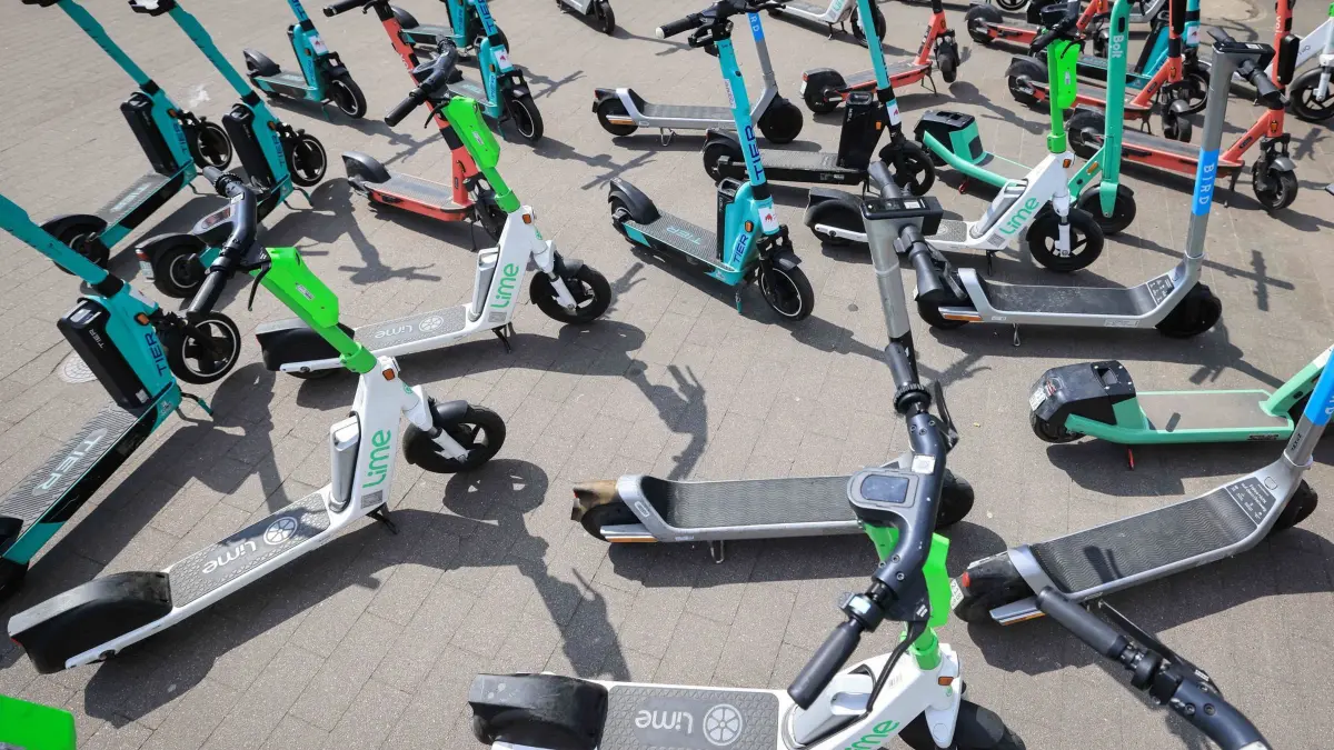 E-Scooter (Symbolbild): ARCHIV - 02.05.2022, Hamburg: E-Scooter verschiedener Anbieter stehen kreuz und quer. (Symbolbild) (zu dpa: «Uniklinikum behandelte 1.200 Menschen mit E-Scooter-Unfällen») Foto: Christian Charisius/dpa/dpa-tmn +++ dpa-Bildfunk +++