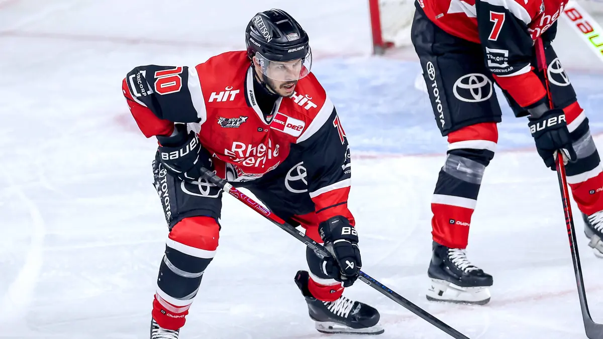 15.04.2026, Eishockey, DEL Halbfinale Play-Offs, Kölner Haie - Eisbären Berlin, Spiel 4, Lanxess-Arena Köln: Tanner Kero Kölner Haie 10 Nordrhein-Westfalen Deutschland *** 15 04 2026, Ice field hockey, DEL semi-final play-offs, Cologne Sharks Eisbären Berlin, Game 4, Lanxess Arena Cologne Tanner Kero Cologne Sharks 10 North Rhine-Westphalia Germany