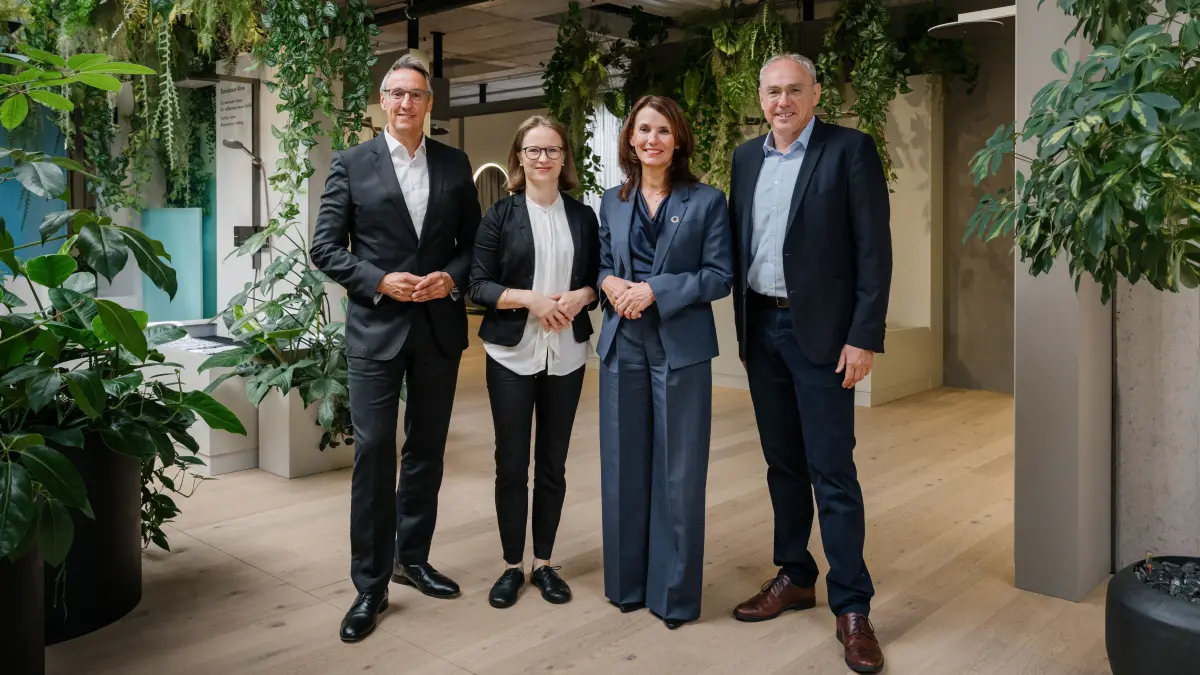 Die Parlamentarische Staatssekretärin Rita Schwarzelühr-Sutter MdB informierte sich bei der Hansgrohe Group über Innovationen für Wasser- und Energieeffizienz sowie nachhaltige Produktionsprozesse. Im Bild von links: Hans Jürgen Kalmbach, Vorstandsvorsitzender der Hansgrohe Group, Fiona Félix, Leitung Public Affairs der Hansgrohe Group, Rita Schwarzelühr-Sutter und Frank Semling, Produktionsvorstand der Hansgrohe Group.