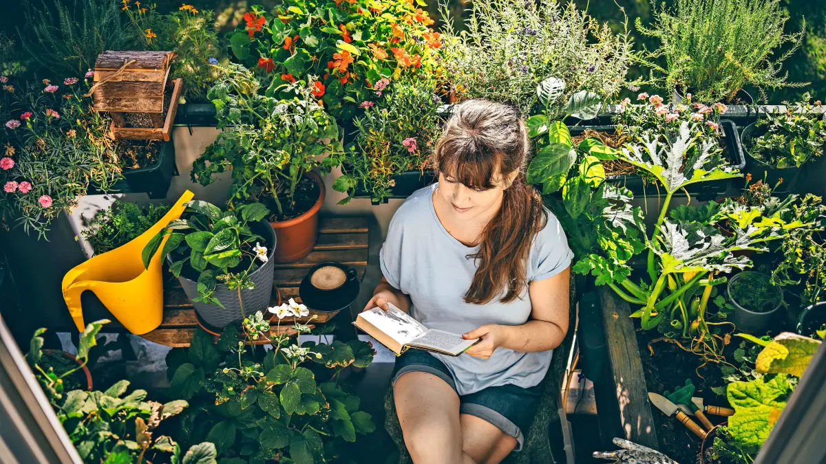 ILLUSTRATION - Vor dem Einrichten sollte der eigene Wunsch an den Mini-Balkon definiert werden: Will ich eine grüne Oase, sollten die Pflanzen in Etagen platziert werden. (zu dpa: «Trends: So wird der kleine Balkon zum zweiten Wohnzimmer») Foto: Tilia/Westend61/dpa-tmn - ACHTUNG: Nur zur redaktionellen Verwendung im Zusammenhang mit dem genannten Text und nur bei vollständiger Nennung des vorstehenden Credits - Honorarfrei nur für Bezieher des dpa-Themendienstes +++ dpa-Themendienst +++
