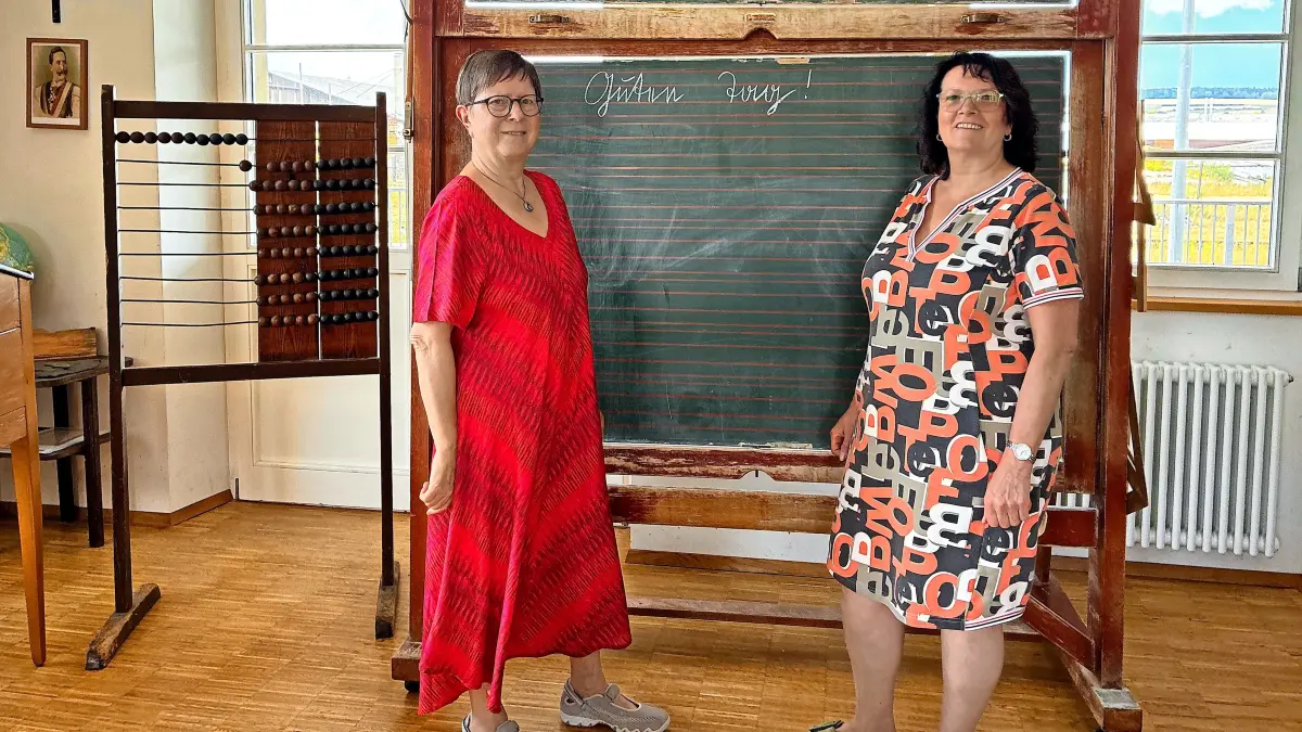Renate Chudziak (links) und Heidi Mayer-Löhr, Sachbearbeiterin für Tourismus und Kultur, setzen sich für das Schulmuseum Hüfingen ein.