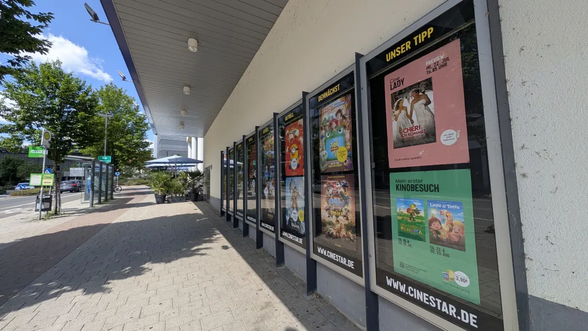 Cineasten können sich freuen, in den kommenden Monaten wird eine außergewöhnliche Vielfalt an großen Abenteuern, starken Emotionen und Kino für alle geboten. Welcher Film gerade läuft, kann man bereits in den Schaukästen sehen.