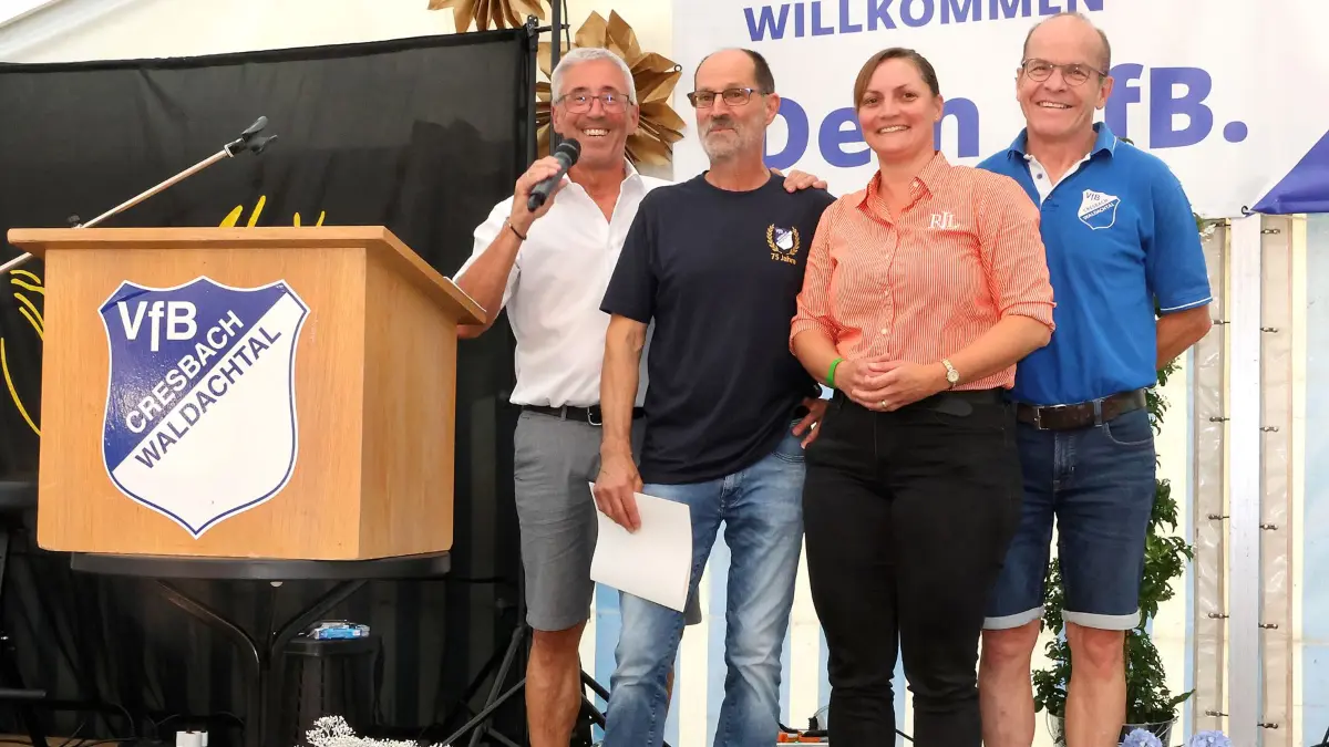 Bürgermeisterin Grassi mit den Geehrten Klaus Ziefle (links), daneben Karl-Heinz Wurster. Rechts Eberhard Beil, der die Ehrungen anregte.