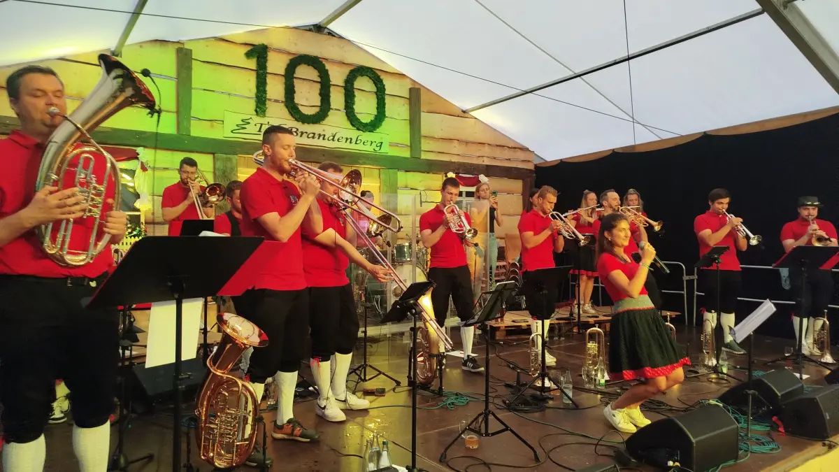 Blasmusikfieber heizte die Stimmung auf.