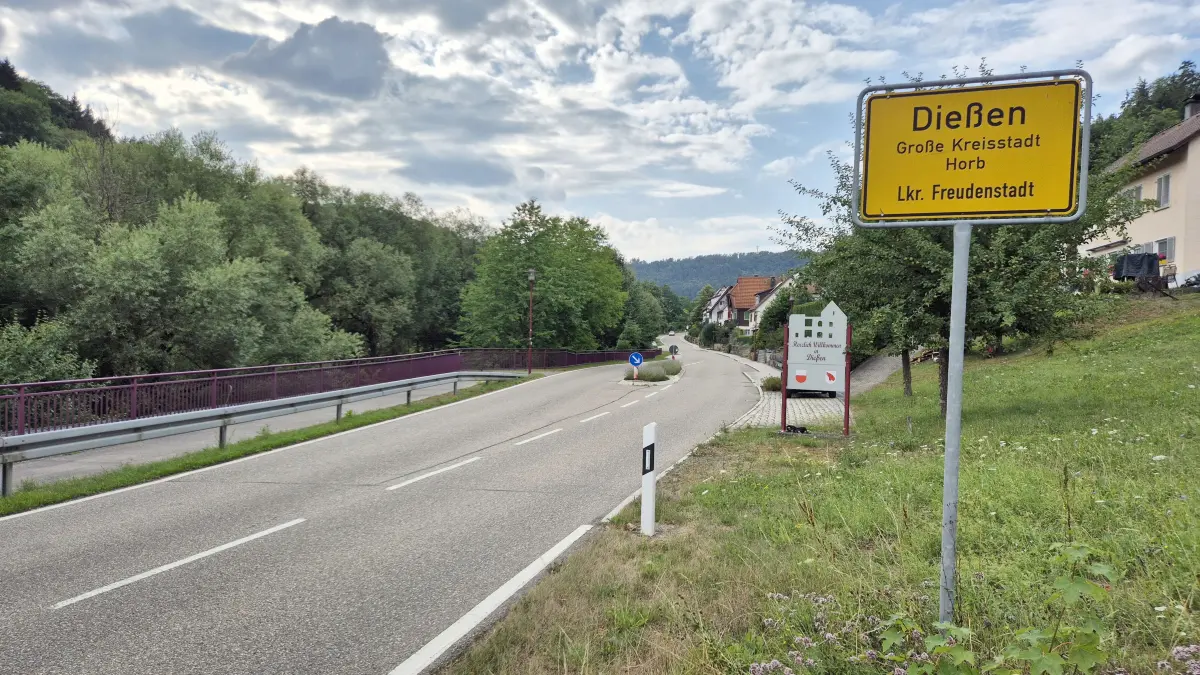 Seit 2014 ist die Dießener Ortsdurchfahrt saniert, doch die Abrechnung der Maßnahme bereitet der Stadt noch immer große Sorgen.
