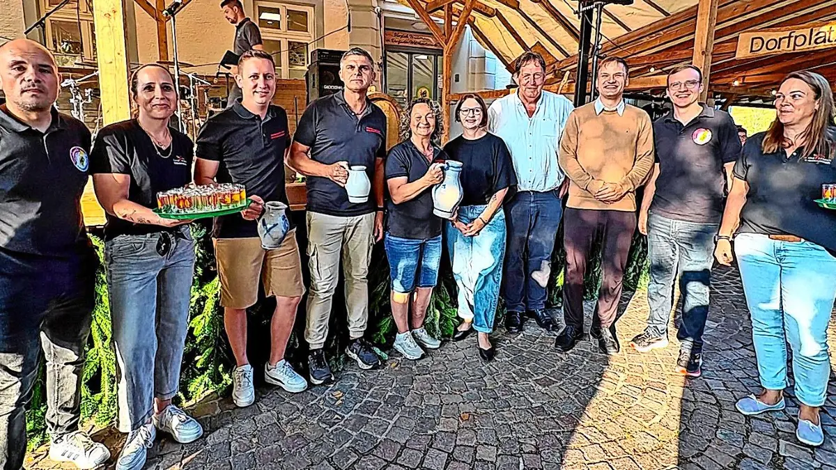 Die Welschensteinacher Dorfgemeinschaft, Bürgermeister Benedikt Eisele (zweiter von rechts), Ortsvorsteher Xaver Rockenstein (links daneben) und Landtagsabgeordnete Sandra Boser (daneben) eröffneten das Dorffest mit dem Ausschank des Kompetenzweins.