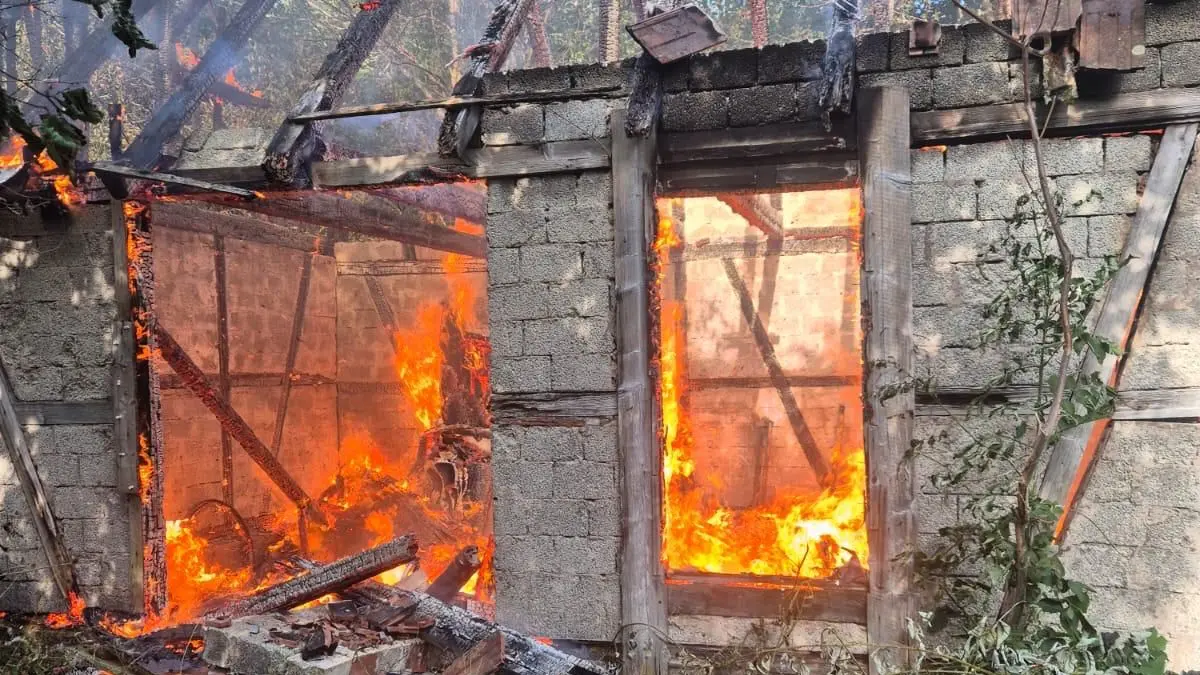 Das Gartenhaus stand beim Eintreffen der Feuerwehr in Vollbrand.