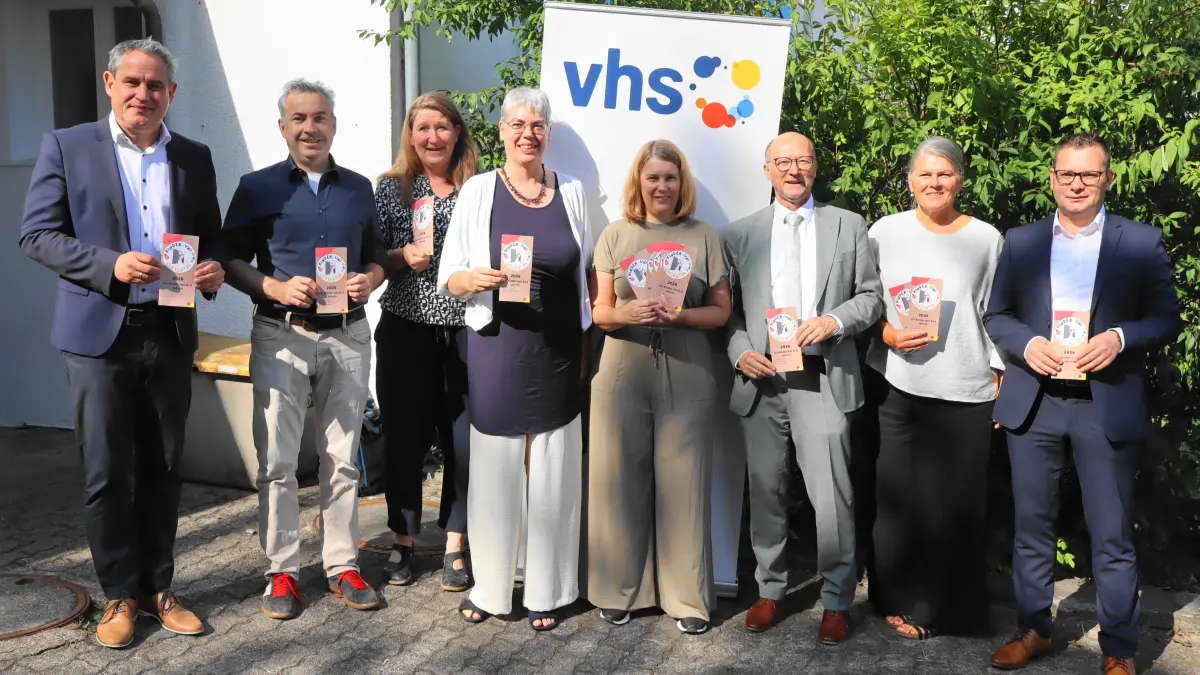 Spender und Sponsoren des Kinder Uni Semesters (von links): Bürgermeister Dirk Harscher, Alexander Sladek, Irene Blaha (beide EWS), Melanie Wismuth und Katrin Nuiro (beide VHS Schopfheim), Georg Ückert, Isabella Kipf und André Schrempp (alle Sparkasse Schopfheim).