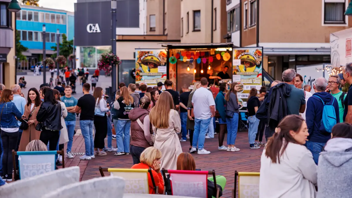 Vom 24. Juli bis zum 30. August verwandelt sich der Muslenplatz wieder in einen belebten Strand-Treff für die ganze Familie. Am letzten Wochenende des Stadtstrands lockt auch in diesem Jahr das Schwenninger Street Food Festival.