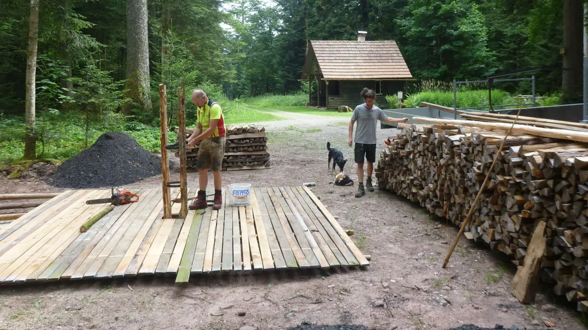 Die Vorbereitungen sind getroffen. Bei der Hausserhütte soll der erste Holzkohlenmeister der Neuzeit in Freudenstadt entzündet werden. Das Holz ist bereits aufgestapelt.