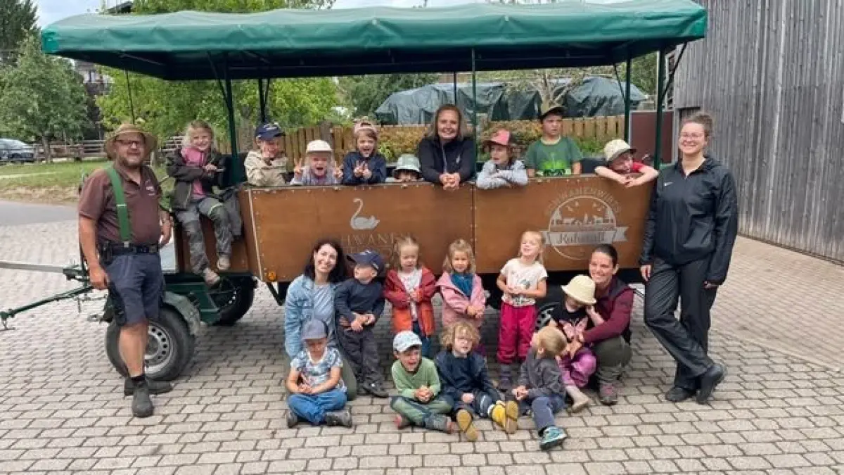 Gemeinsam stellten sich Andreas Ziefle, Chef des Bauernhofes, die Kinder des Naturkindergartens und die pädagogischen Fachkräfte, vor dem Planwagen zum Gruppenfoto.