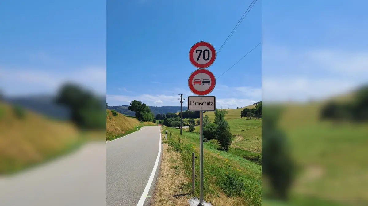 Um das laute Beschleunigen an den Ortsausgängen von Gersbach zu vermeiden, gilt dort ab sofort Tempo 70 als auch ein Überholverbot. Beides wird 300 Meter nach der Bebauung aufgehoben.