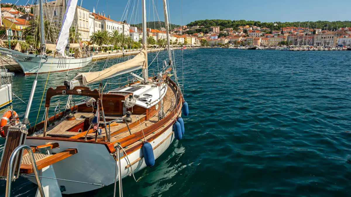 Ohne Tsunami ist es in dem kroatischen Ferienort malerisch schön.