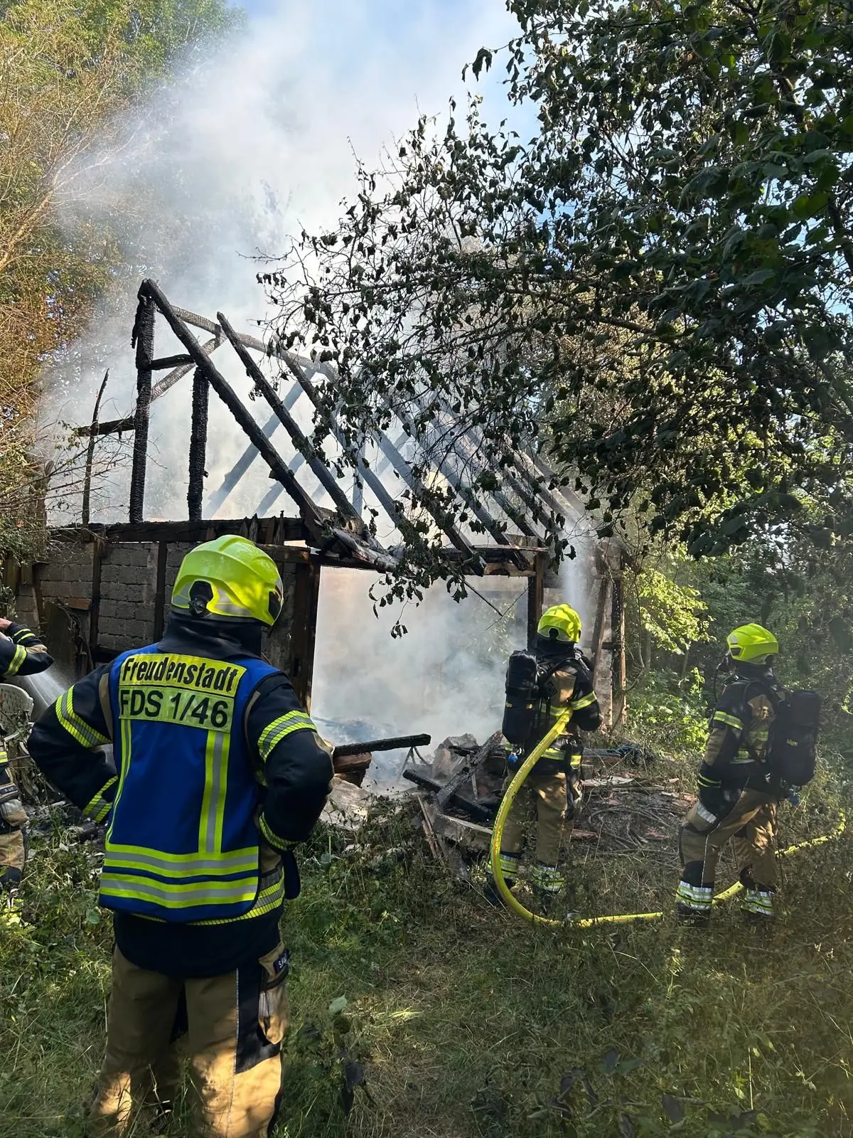 Die Feuerwehr bei den Löscharbeiten.