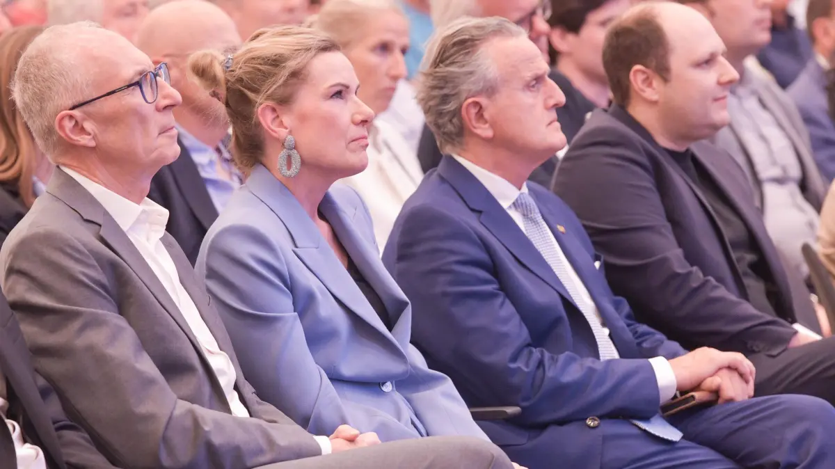 Wohin lenkt Ola Källenius Mercedes?: Stuttgart, Sparkassenakademie Stuttgart
Wege aus der Autokrise – Wohin lenkt Ola Källenius Mercedes?
„Treffpunkt Foyer“ und „StZ im Gespräch“