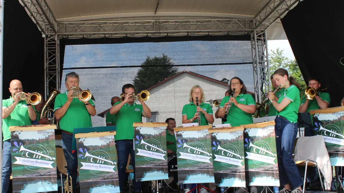 Mit zünftiger Blasmusik unterhalten die Schlüchtsee-Musikanten ihr zahlreich erschienenes Publikum zum Frühschoppenkonzert am Sonntagmorgen.