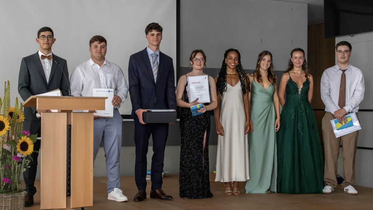Die Preisträger (von links): Sepanta Sepehri, David Khomiakov, Simon Anschütz, Sophia Sladek, Amara Igwe, Joelina Philipp, Leni Vogt und Diego Bernauer.