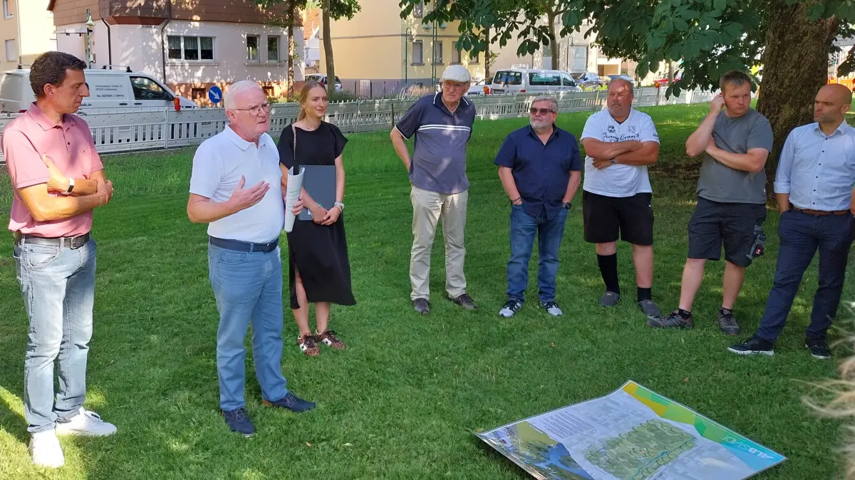 Ortsvorsteher Jürgen Kurz (Zweiter von links) informiert mit Sarah Brobeil (rechts daneben) und Volker Armbruster (links) den Vertretern der Onstmettinger Vereine den Baufortschritt im Klimapark.