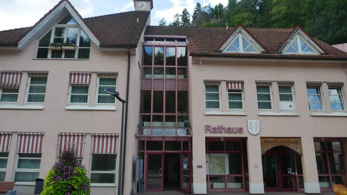 zwei Arbeitsstellen im Lauterbacher Rathaus können zum 1. August bzw. 1. Oktober besetzt werden, für die Ausschreibung der Nachfolge des scheidenden Hauptamtsleiters Andreas Kaupp wünschten sich die Gemeinderäte deutlich mehr Tempo.