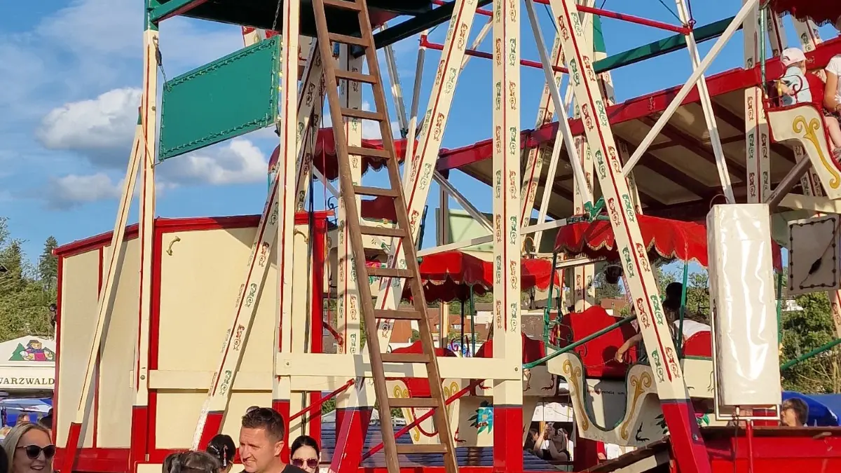 Das historische Riesenrad war 2025 ebenso ein Hingucker wie die Schiffschaukel von Anno dazumal.
