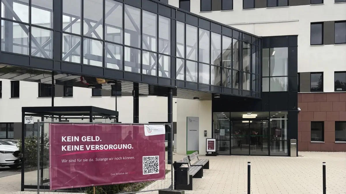 "Kein Geld. Keine Versorgung." steht auf einem Banner vor dem Freudenstädter Krankenhaus. (Archivfoto)