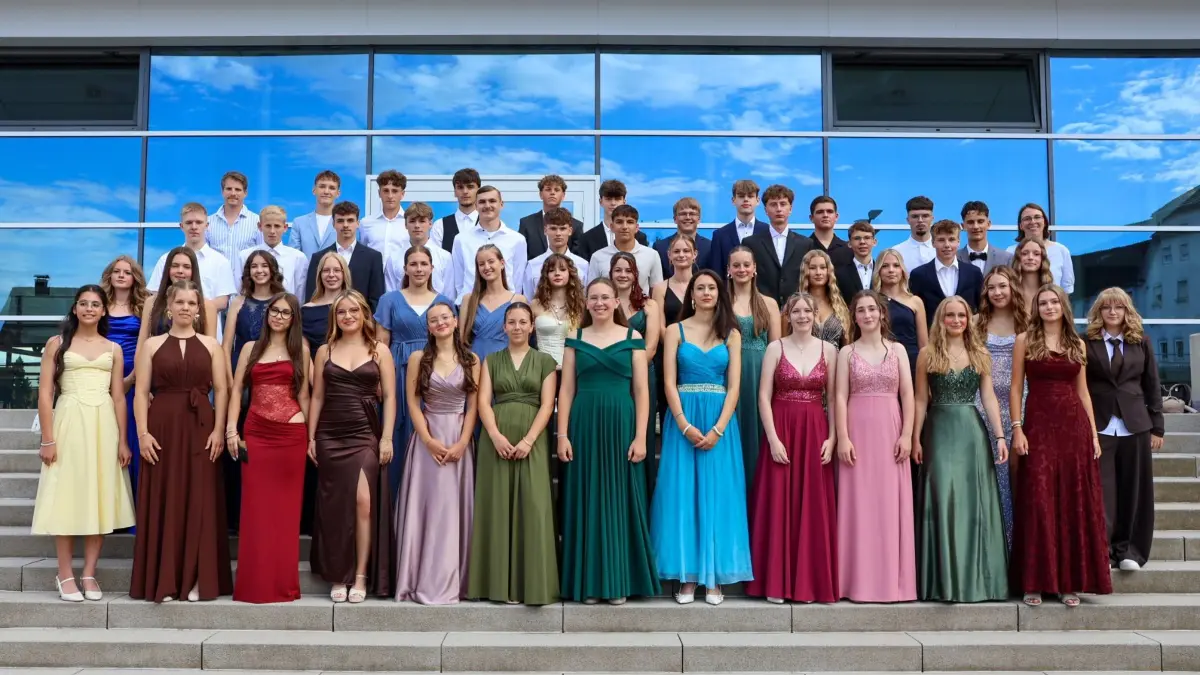 Die Absolventen der Realschule Pfalzgrafenweiler vor der neuen Sporthalle