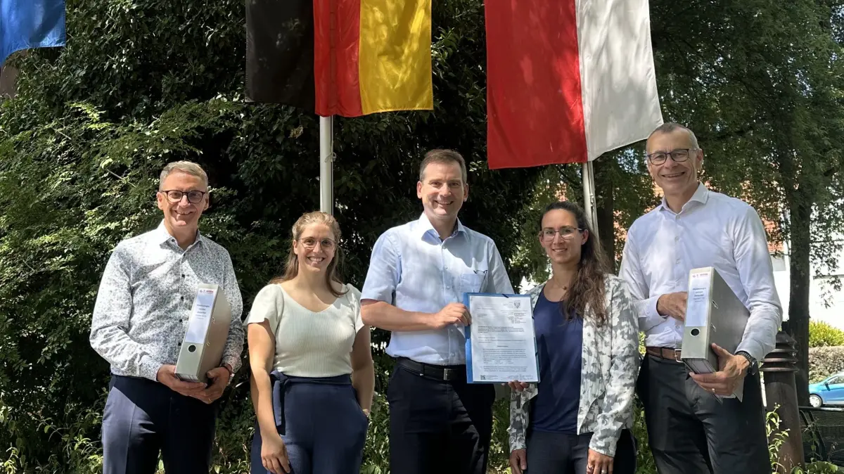 Übergabe der Genehmigung (von links): Lahrs OB Markus Ibert, Katharina Tränkle (Amt für Gewerbeaufsicht und Immissionsschutz), Nikolas Stoermer (Erster Landesbeamter), Teresa Frenssen (Projektleiterin E-Werk Mittelbaden) und Bernhard Palm (Vorstandsvorsitzender E-Werk Mittelbaden)
