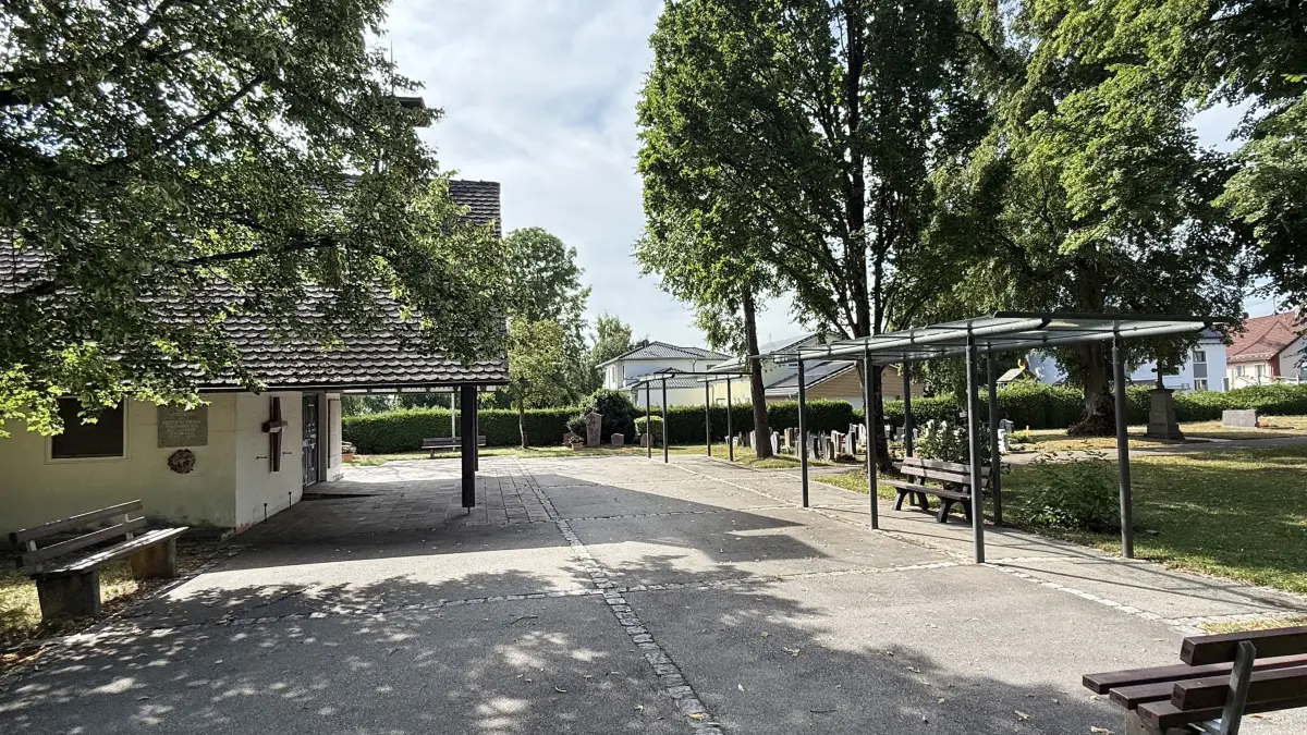 Da immer mehr Beerdigungen komplett auf dem Friedhof stattfinden, wird das lange Stehen für viele Menschen zur Herausforderung.