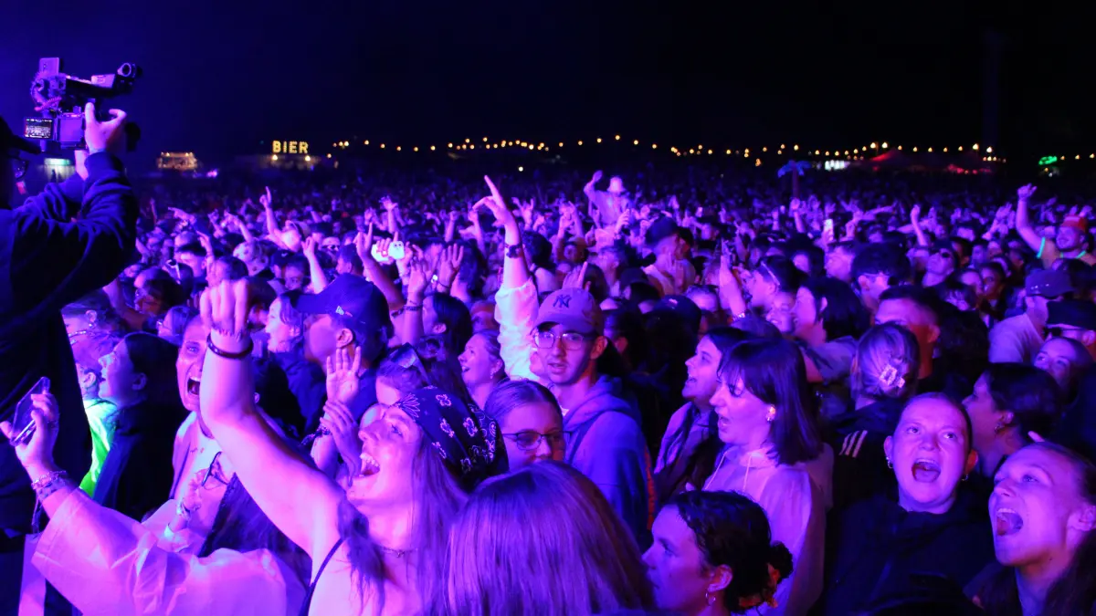 Ausgelassene Stimmung vor der Bühne: 20.000 Besucher feiern beim Happiness Festival in Straubenhardt.