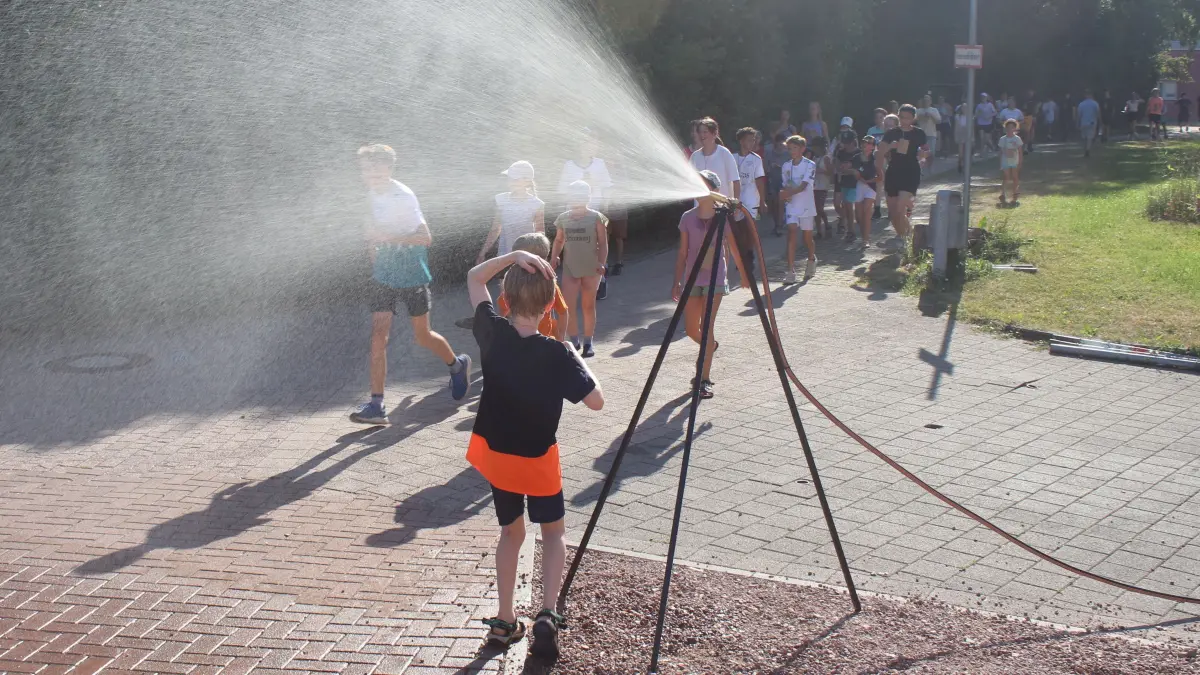 Die Wasserduschen entlang der Laufstrecke rund um Schule und Sporthalle bot willkommene Erfrischung für die Nachwuchssportler.
