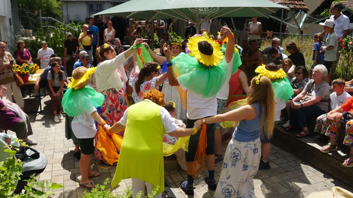 Blumentanz der Theatergruppe