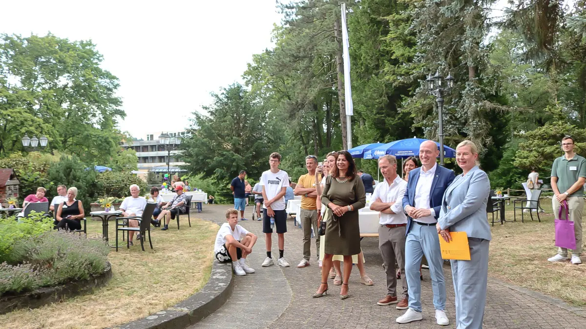 Zum 100. Geburtstag der Schloss-Klinik Sonnenbühl kamen zahlreiche Ehrengäste wie die neue Vorstandsvorsitzende der BKK-Bahn Christine Enenkel, daneben Bürgermeister Jonathan Berggötz, Geschäftsführer von Kur und Bäder Markus Spettel und die SPD Bundestagsabgeordnete Derya Türk-Nachbaur.